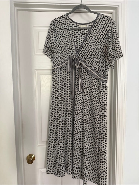 Max Studio Dresses & Skirts - Max Studio Black & White Tie-Front V-Neck Midi Dress